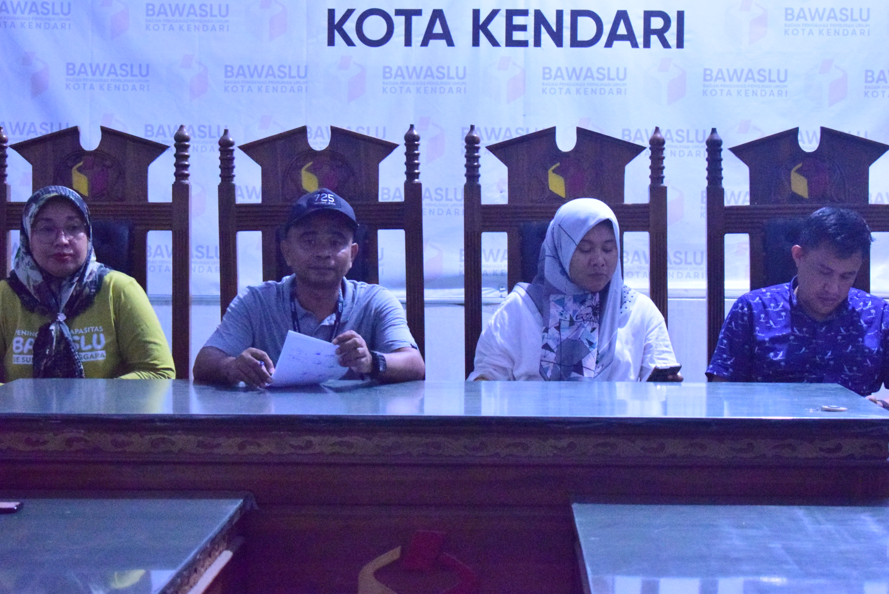 Awasi Sortir dan Lipat Surat Suara, Bawaslu Kendari Bentuk TIm Pengawasan Melekat