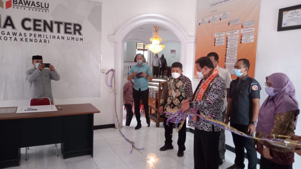 Ketua Bawaslu RI Tinjau Sarana-Prasarana Bawaslu Kendari, Beri Pesan Ini