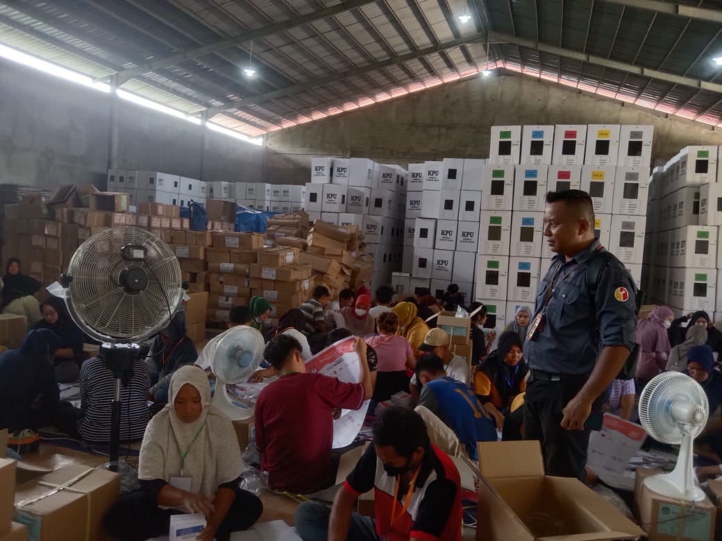 Awasi Sortir dan Pelipatan Surat Suara, Bawaslu Kendari Ingatkan Hal ini Ke KPU