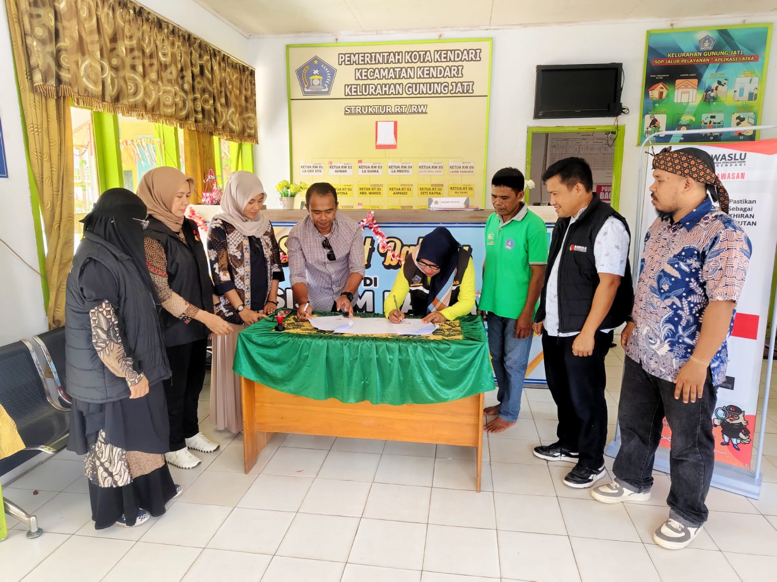 Penandatanganan Kerjasama Bawaslu Kendari - Lurah Gunung Jati