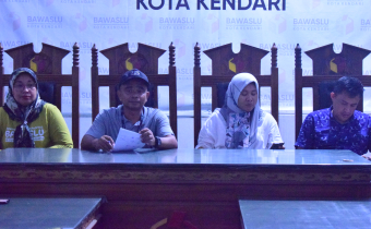 Awasi Sortir dan Lipat Surat Suara, Bawaslu Kendari Bentuk TIm Pengawasan Melekat